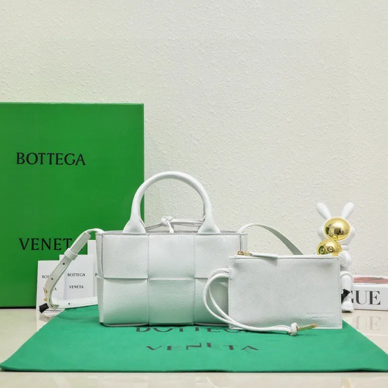 Batch 1420 BV Candy Arco super mini tote bag. The size of a mobile phone 😋 can only hold cuteness 🥰 I have always been fond of tote bags because it has no complicated design, is simple and neat, and can be easily matched with daily clothes. Key points, key points! It is equipped with a detachable shoulder strap, so you can match your different looks. It is full of texture. Size: 20*7*13 Style number: 9895#